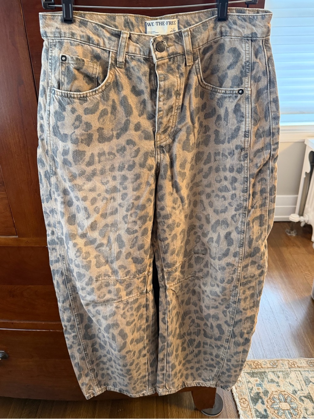 We The Free Leopard-Print barrel jeans in Tan and Gray. Size 26 - Picture 7 of 10